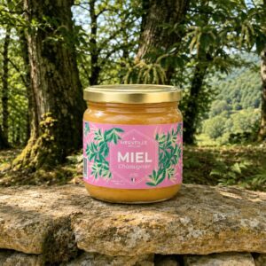 Miel de châtaignier du Périgord – Merveille Apiculture Pot de miel de châtaignier de Merveille Apiculture posé sur un muret en pierre au cœur d’une châtaigneraie du Périgord