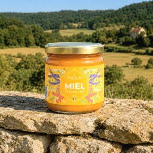 Miel récolte d’été du Périgord – Merveille Apiculture Pot de miel récolte d’été de Merveille Apiculture posé sur un muret en pierre dans la campagne du Périgord