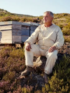 Apiculteur espagnol auprès de ses ruches dans une région de romarin en Espagne, producteur de miel de romarin sélectionné par Trésor de la Nature