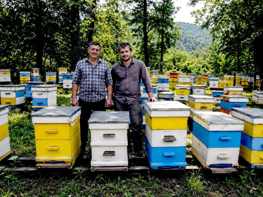 Georgi et son fils Nikolay, apiculteurs bulgares, dans leur rucher en forêt en Bulgarie.