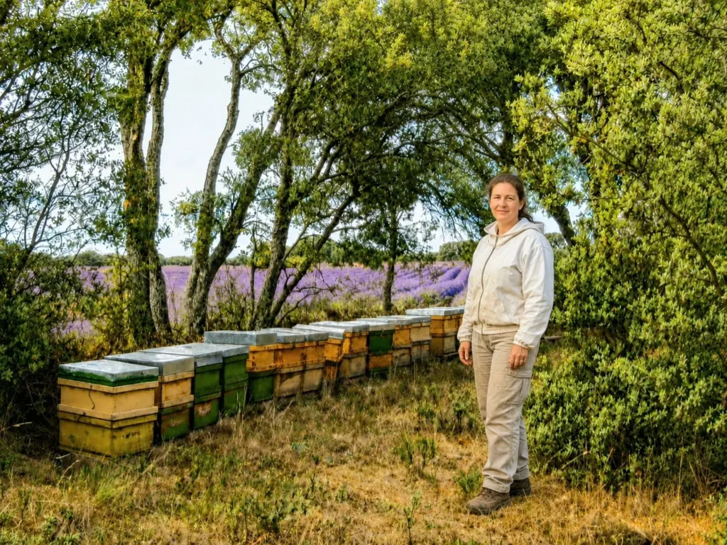 Nuria, apicultrice espagnole, devant ses ruches installées à proximité des champs de lavande en Espagne.