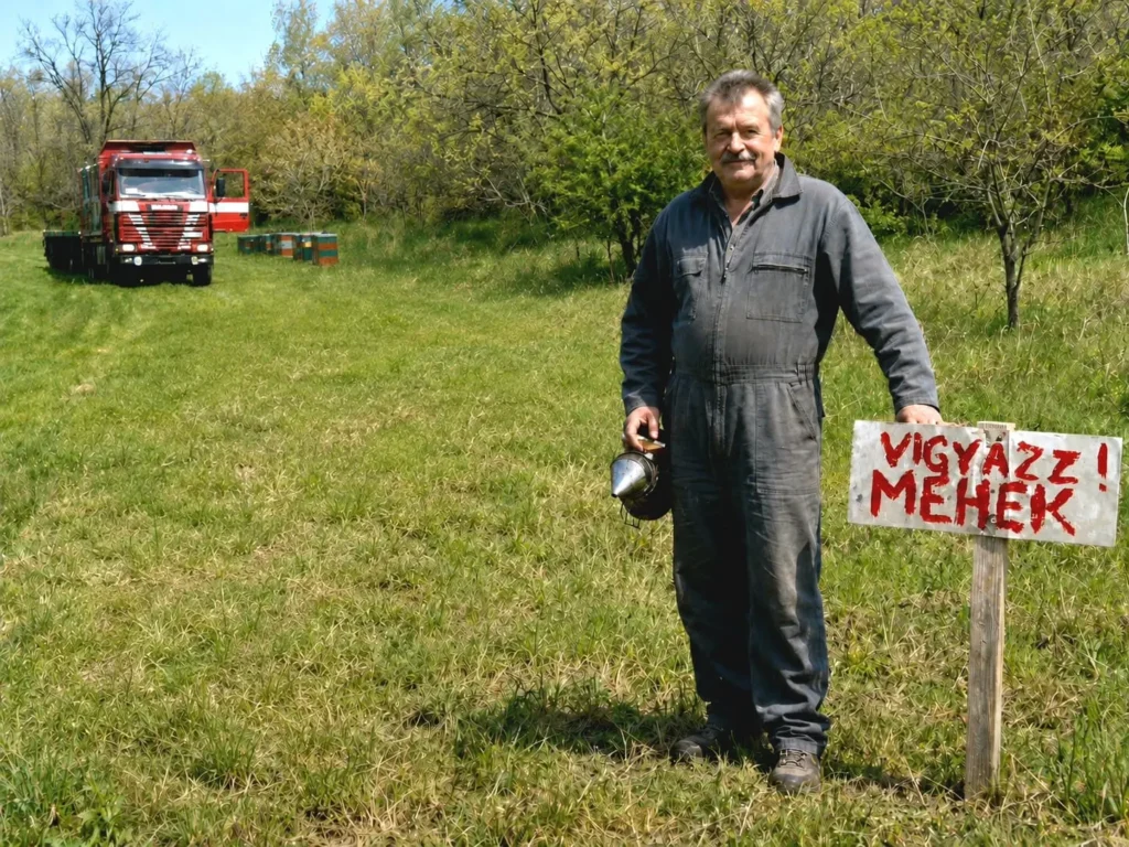Tibor, apiculteur hongrois, dans son rucher au cœur des forêts d’acacias en Hongrie.