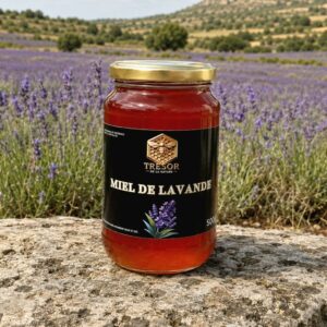 Miel de lavande d’Espagne – Trésor de la Nature Pot de miel de lavande d’Espagne Trésor de la Nature, présenté au cœur d’un champ de lavande en fleurs.