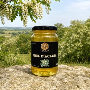 Miel d’acacia de Hongrie – Trésor de la Nature Pot de miel d’acacia de Hongrie Trésor de la Nature, présenté au cœur d’un paysage d’acacias en fleurs.