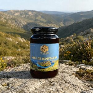 Miel de montagne du Portugal – Trésor de la Nature Pot de miel de montagne du Portugal Trésor de la Nature, présenté dans un paysage montagneux portugais.