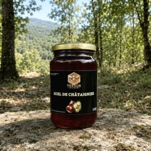 Miel de châtaignier d’Italie – Trésor de la Nature Pot de miel de châtaignier d’Italie Trésor de la Nature, présenté au cœur d’une forêt de châtaigniers.