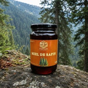Miel de sapin de Turquie – Trésor de la Nature Pot de miel de sapin de Turquie Trésor de la Nature, présenté au cœur d’une forêt de sapins en montagne.